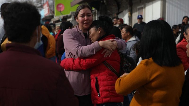 Родственники заключённых возле тюрьмы № 3 Сьюдад-Хуарес после нападения на тюрьму, в результате которого 14 человек погибли, а 24 заключённым удалось сбежать 1 января 2023 года. (Herika Martinez/AFP via Getty Images)
