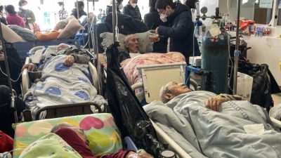 Пациенты на носилках в больнице Тунжэнь в Шанхае, 3 января 2023 года. (Hector Retamal/AFP via Getty Images)
