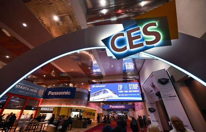 Фото. Логотип CES в конференц-центре Лас-Вегаса перед выставкой потребительской электроники (CES) в Лас-Вегасе, штат Невада, 4 января 2023 года. (PATRICK T. FALLON/AFP via Getty Images)