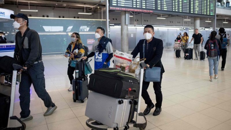 Пассажиры рейса Xiamen Airlines прибывают в аэропорт Суварнабхуми в Бангкоке 9 января 2023 года. (JACK TAYLOR/AFP via Getty Images)