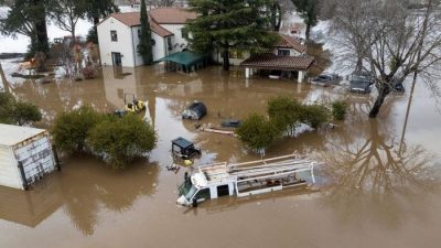 Фото. В Калифорнии эвакуировали жителей Монтесито — города знаменитостей. (JOSH EDELSON/AFP via Getty Images)