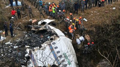 Фото. Разбор спасателями завалов в поисках тел погибших в авиакатастрофе Yeti Airlines в Покхаре 16 января 2023 года, Непал.  PRAKASH MATHEMA/AFP via Getty Images)