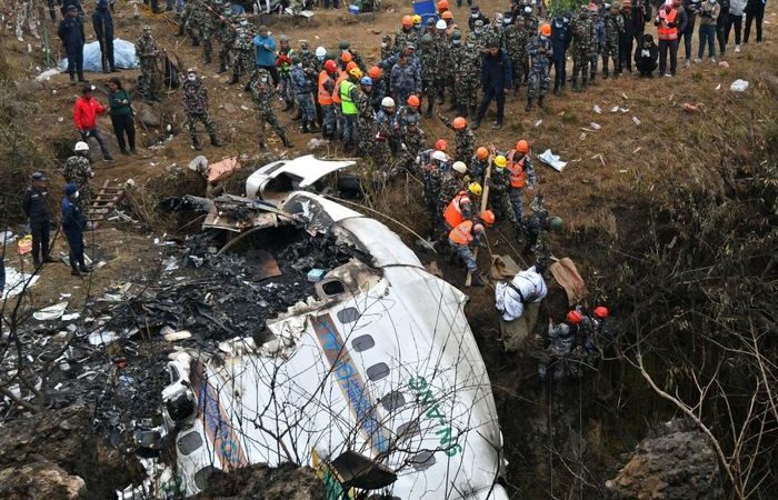 Фото. Разбор спасателями завалов в поисках тел погибших в авиакатастрофе Yeti Airlines в Покхаре 16 января 2023 года, Непал.  PRAKASH MATHEMA/AFP via Getty Images)