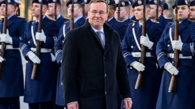 Фото. Новый министр обороны Германии Борис Писториус на фоне почётного караула во время церемонии приветствия в Министерстве обороны в Берлине 19 января 2023 года. (JOHN MACDOUGALL/AFP via Getty Images)