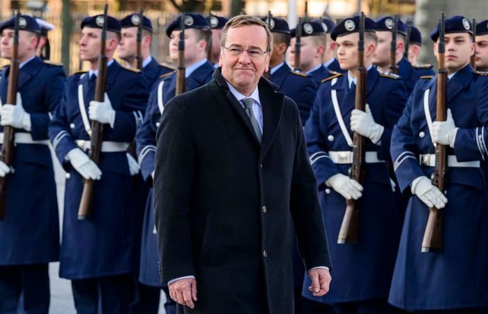Фото. Новый министр обороны Германии Борис Писториус на фоне почётного караула во время церемонии приветствия в Министерстве обороны в Берлине 19 января 2023 года. (JOHN MACDOUGALL/AFP via Getty Images)
