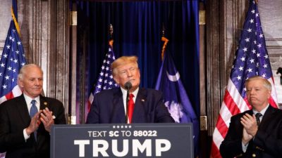 Бывший президент Дональд Трамп, к которому присоединились сенатор Линдси Грэм (RS.C.) (справа) и губернатор Южной Каролины Генри Макмастер (слева), выступает на предвыборном мероприятии 2024 года в Колумбии, Южная Каролина, 28 января 2023 года. (Logan Cyrus/AFP via Getty Images)
