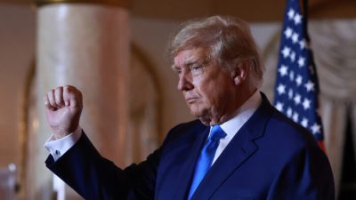 Бывший президент США Дональд Трамп  во время предвыборного мероприятия в Мар-а-Лаго в Палм-Бич, штат Флорида, 8 ноября 2022 года. (Joe Raedle/Getty Images)