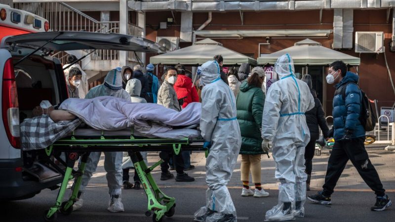 Пациента на носилках привозят в инфекционную клинику в Пекине, Китай, 9 декабря 2022 года. (Kevin Frayer/Getty Images)