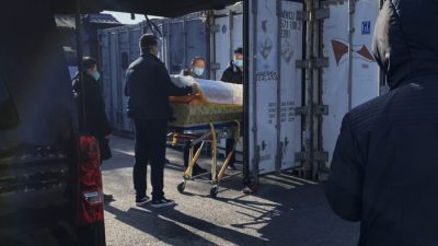 Гроб загружают с катафалка в контейнер для хранения в крематории и похоронном бюро Дунцзяо, одном из нескольких в городе, который занимается случаями COVID-19, в Пекине, Китай, 18 декабря 2022 года. (Getty Images)
