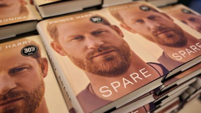 Фото. Мемуары принца Гарри выставлены на продажу в розничном магазине Barnes & Noble 10 января 2023 года в Чикаго, штат Иллинойс. (Scott Olson/Getty Images)