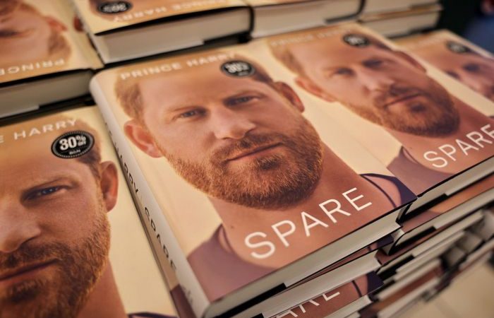 Фото. Мемуары принца Гарри выставлены на продажу в розничном магазине Barnes & Noble 10 января 2023 года в Чикаго, штат Иллинойс. (Scott Olson/Getty Images)