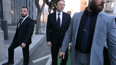 Генеральный директор Tesla Илон Маск покидает Федеральное здание Филлипа Бертона в Сан-Франциско, Калифорния, 24 января 2023 года. (Justin Sullivan/Getty Images) 