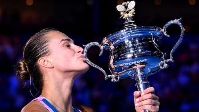 Фото: Арина Соболенко с Мемориальным кубком Дафны Ахерст на Открытом чемпионате Австралии по теннису, 28 января 2023 года в Мельбурн-парке, Австралия. (Quinn Rooney/Getty Images)