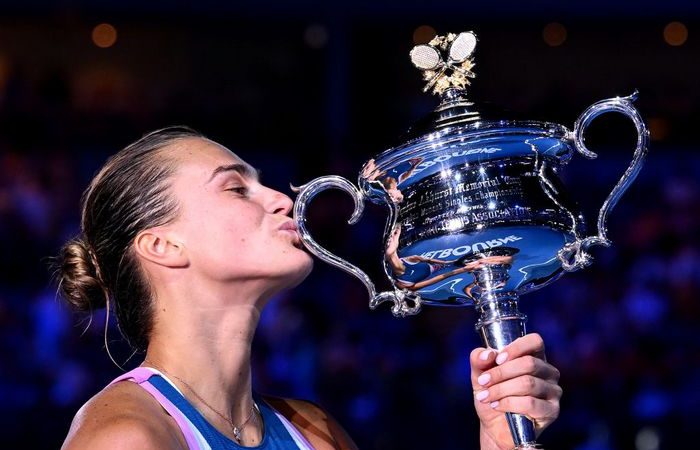 Фото: Арина Соболенко с Мемориальным кубком Дафны Ахерст на Открытом чемпионате Австралии по теннису, 28 января 2023 года в Мельбурн-парке, Австралия. (Quinn Rooney/Getty Images)