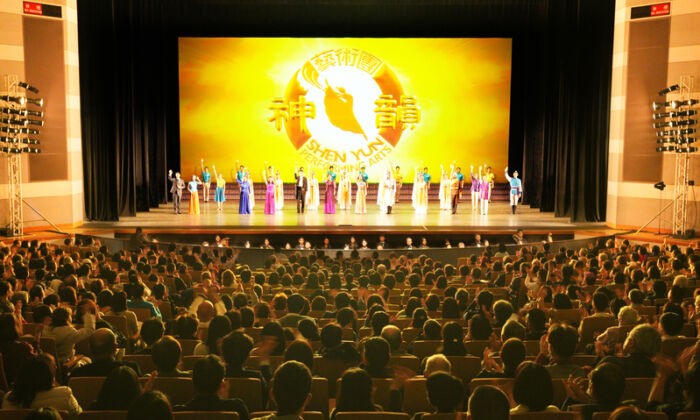 Шоу Shen Yun Performing Arts World Company в HBG Hiroshima Bunka Gakuen Hall в Хиросиме, Япония, 2 января 2023 года. (Annie Gong/The Epoch Times)