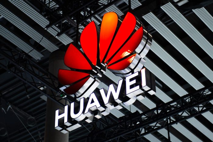 Логотип Huawei на стенде SK telecom в первый день GSMA Mobile World Congress в Барселоне. (David Ramos/Getty Images)