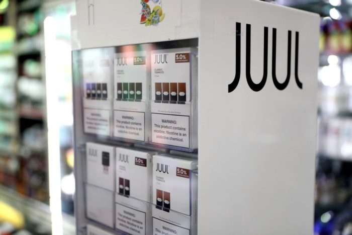 Продукция Juul в магазине SmokeandGiftShop в Сан-Франциско, Калифорния, 17 октября 2019 года. (JustinSullivan/GettyImages)