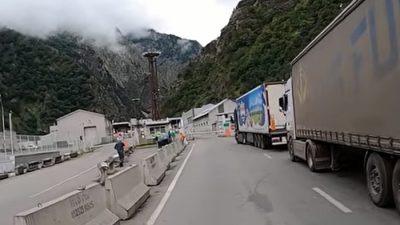 Фото: КПП Верхний Ларс, граница РФ с Грузией. (Michael the Trucker/ commons.wikimedia.org/CC BY 3.0)