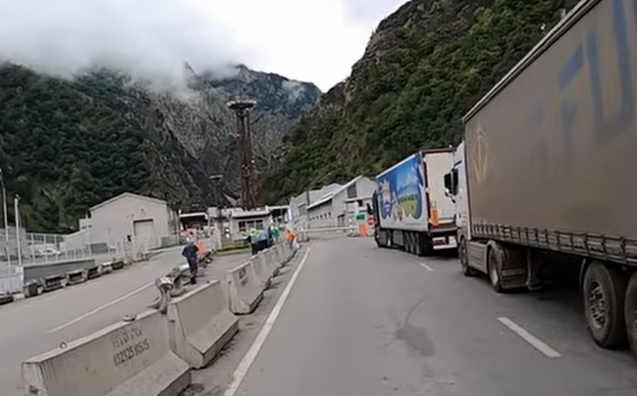 Фото: КПП Верхний Ларс, граница РФ с Грузией. (Michael the Trucker/ commons.wikimedia.org/CC BY 3.0)