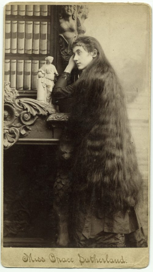 Грейс Сазерленд, одна из поющих сестёр Сазерленд, около 1890 года. (Public Domain)