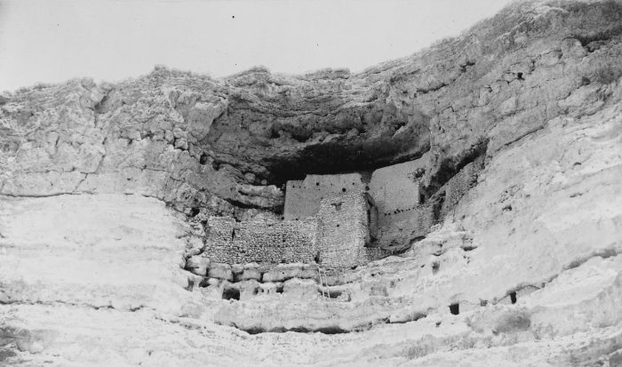 Замок Монтесумы в долине Верде, штат Аризона, изображённый в 1887 году. (Public Domain)