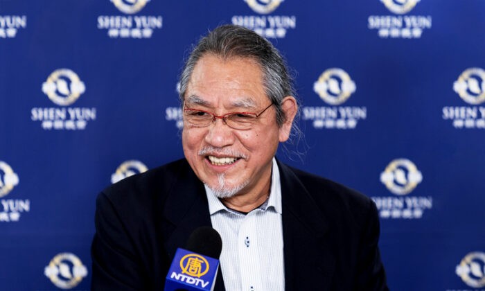 
Оодуки Шидзи, президент Ассоциации гигиены пищевых продуктов, на шоу Shen Yun Performing Arts в Центре исполнительских искусств Хего в Нисиномии, Япония, 9 января 2023 года. (Annie Gong/The Epoch Times)
