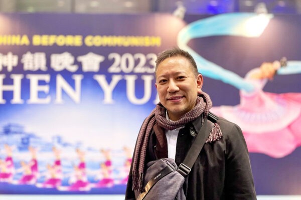 Тетсу Сасаки, владелец ресторанов и кулинарной школы, на шоу Shen Yun Performing Arts в зале HBG Hiroshima Bunka Gakuen в Хиросиме, Япония, 2 января 2023 года. (Niu Bin/The Epoch Times)