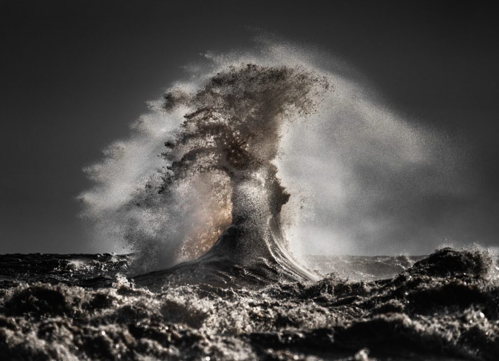 Вода взлетает высоко в воздух. (Courtesy of Trevor Pottelberg Photography)