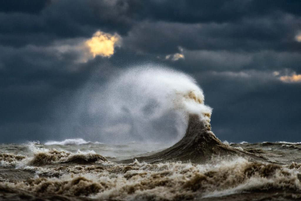 Волны создают брызги на озере Эри. (Courtesy of Trevor Pottelberg Photography)