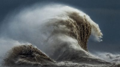 Волны расплескивают галлоны воды на озере Эри в 2022 году. (Courtesy of Trevor Pottelberg Photography)
