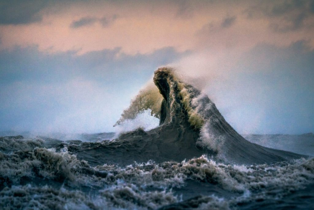 Предчувствие непогоды будоражит воду на озере Эри в 2022 году. (Courtesy of Trevor Pottelberg Photography)