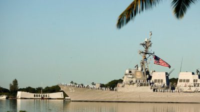 USS Chung-Hoon проходит мимо мемориала USS Arizona во время церемонии в честь 73-й годовщины нападения на Перл-Харбор в национальном монументе «Доблесть Второй мировой войны в Тихом океане» в Гонолулу, 7 декабря 2014 года. (Hugh Gentry/Reuters)

