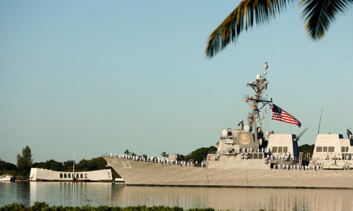 USS Chung-Hoon проходит мимо мемориала USS Arizona во время церемонии в честь 73-й годовщины нападения на Перл-Харбор в национальном монументе «Доблесть Второй мировой войны в Тихом океане» в Гонолулу, 7 декабря 2014 года. (Hugh Gentry/Reuters)
