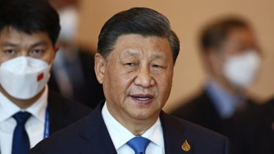 Китайский лидер Си Цзиньпин прибывает на встречу экономических лидеров АТЭС во время саммита Азиатско-Тихоокеанского экономического сотрудничества в Бангкоке 19 ноября 2022 года. (Jack Taylor/Pool Photo via AP)