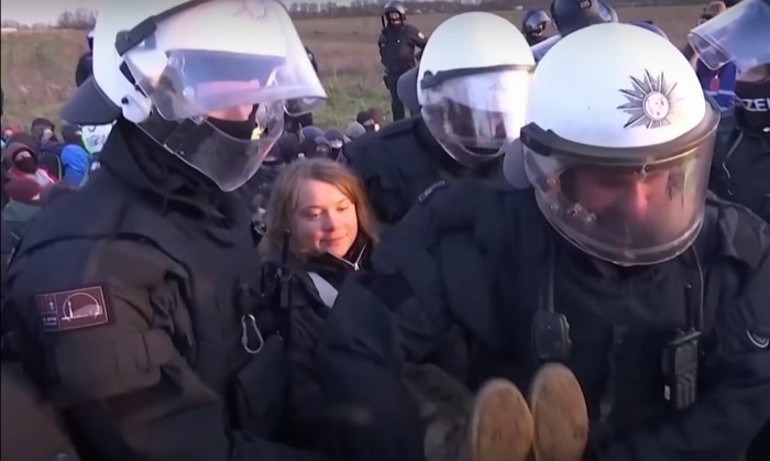 Фото. Почётный вынос Греты Тунберг с акции. (Скриншот/Global News/youtube.com)