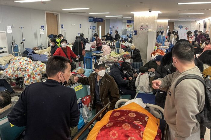 Пациенты на носилках в больнице Тонгрен в Шанхае 3 января 2023 года. (Hector Retamal/AFP via Getty Images)