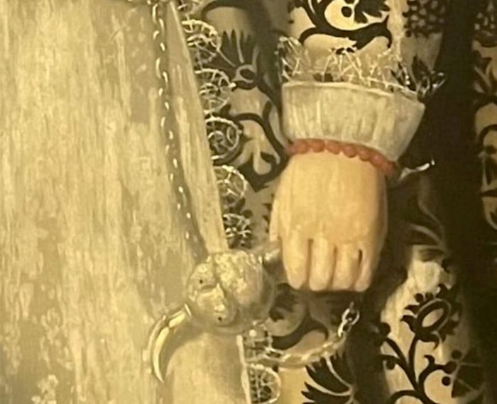 Деталь портрета — клювообразный предмет на цепочке, зажатый в руке девочки. (SWNS)