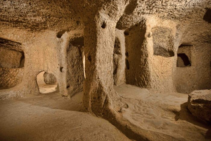Коридоры Деринкую высечены из вулканической породы. (Pakhnyushchy/Shutterstock)
