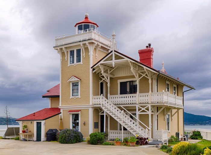 Недавняя фотография станции East Brother Light Station. (Courtesy of Tom Butt)
