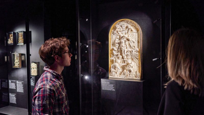 «Низвержение Христа», вторая половина XVII века, художник неизвестен. Слоновая кость; 54 см на 30 см. Предполагается, что скульптурный рельеф был изготовлен в южной Германии, возможно, в Аугсбурге. (Liebieghaus Sculpture Collection)