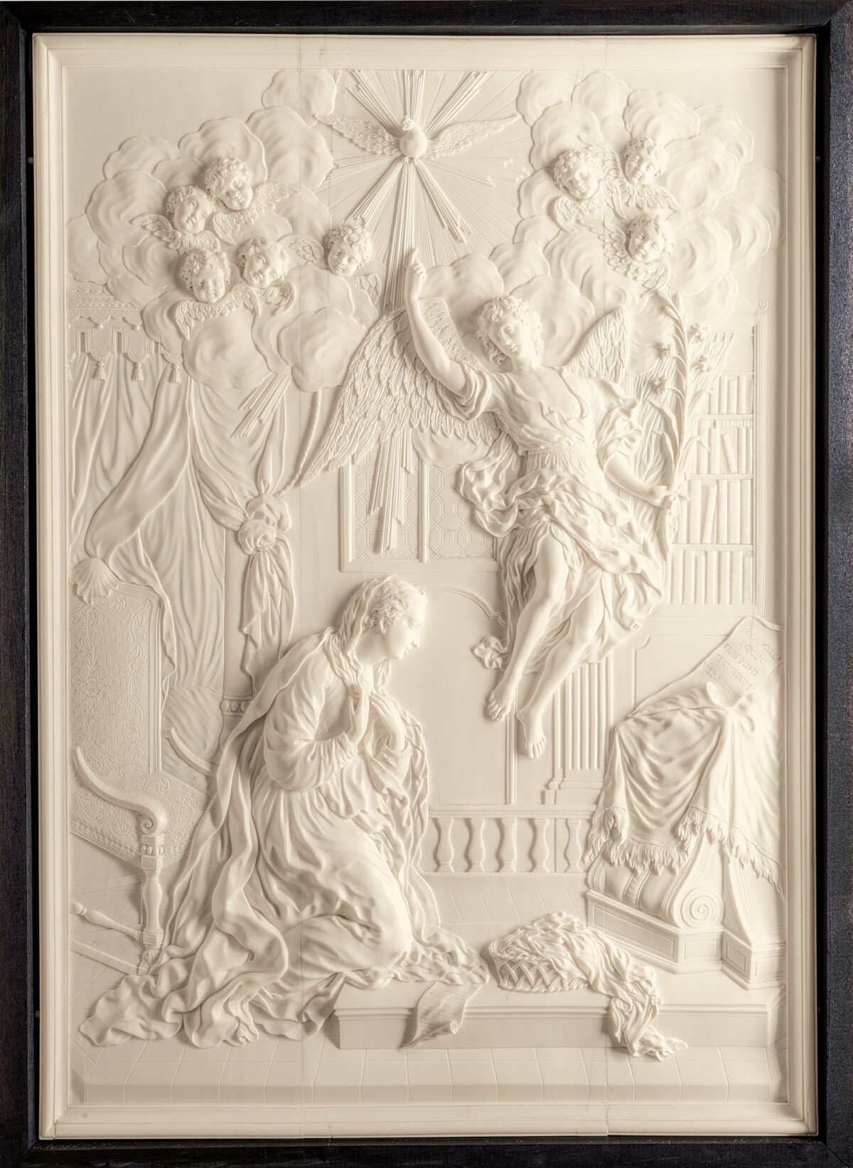 «Благовещение Марии», около 1770–1780 годов, автор Жан-Антуан Беллетест (Дьепп, Франция). Слоновая кость, деревянная панель, деревянная рама, черепаховая скорлупа и чёрный лак; 44 см на 31 см. Коллекция слоновой кости Райнера Винклера, в коллекции скульптур Либигхауса во Франкфурте, Германия. (Liebieghaus Sculpture Collection)