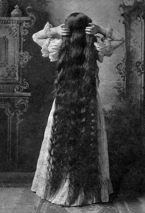 Лаура Вирджиния Уилсон демонстрирует свои длинные волосы. (Public Domain)
