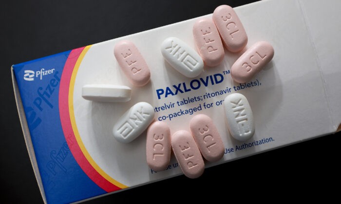 Paxlovid компании Pfizer выставлен в Пемброк-Пайнс, Флорида, 7 июля 2022 года. (Joe Raedle/Getty Images)