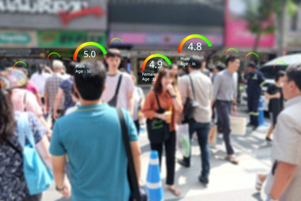 Концепция социального кредитного рейтинга, аналитика Smart AI идентифицирует технологии человека, интеллектуальный рейтинг. (Shutterstock)