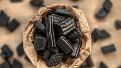 Добавки солодки и глицирризина можно легко приобрести в виде порошка, таблеток или жидкости. (By OllyDark/Shutterstock)