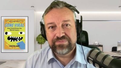 Джастин Харт, главный аналитик данных и основатель RationalGround.com, даёт интервью для программы EpochTV «Перекрёсток» 12 октября 2022 года. (Screenshot/The Epoch Times)