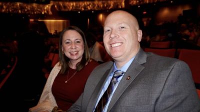 Гай Уоркман (справа) и его жена Кирстен наслаждались вечерним шоу Shen Yun в Центре исполнительских искусств Кауфмана 28 января 2023 года. (Sherry Dong/The Epoch Times)