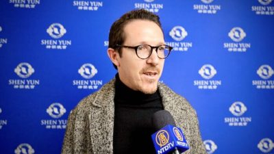 Рональд Мартинес, художественный фотограф, на премьере Shen Yun в Париже, 14 февраля 2023 года. (NTD)
