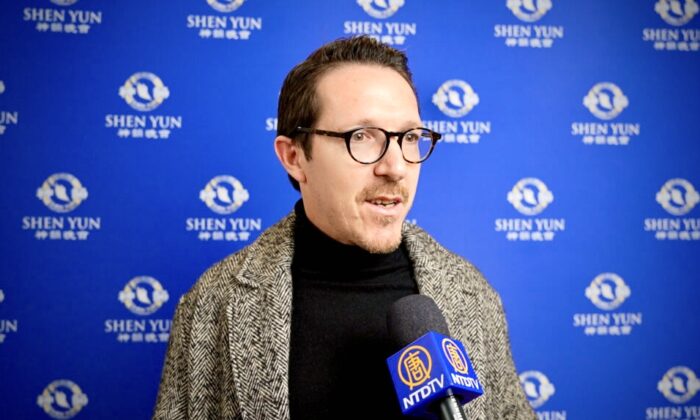 Рональд Мартинес, художественный фотограф, на премьере Shen Yun в Париже, 14 февраля 2023 года. (NTD)
