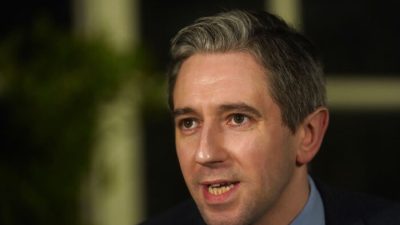 Министр юстиции Саймон Харрис на пресс-конференции в Farmleigh House в Дублине после британо-ирландской межправительственной конференции 19 января 2023 года объявил об отказе от схемы «золотой визы» Ирландии. (Фото The Epoch Times)